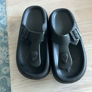 Cloud slides - Women’s 
Size- 37-38
Black